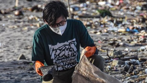 Pengumpulan sampah di Pantai Loang Baloq Mataram, NTB, Sabtu (29/10/2022).