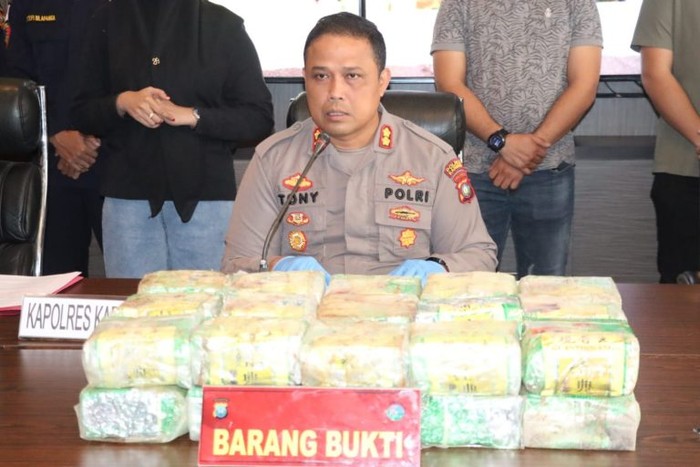 Kapolres Karimun AKBP Tony Pantano saat konferensi pers pengungkapan 32,07 kilogram sabu, Sabtu (29/10/2022). (Dok: Polres Karimun)