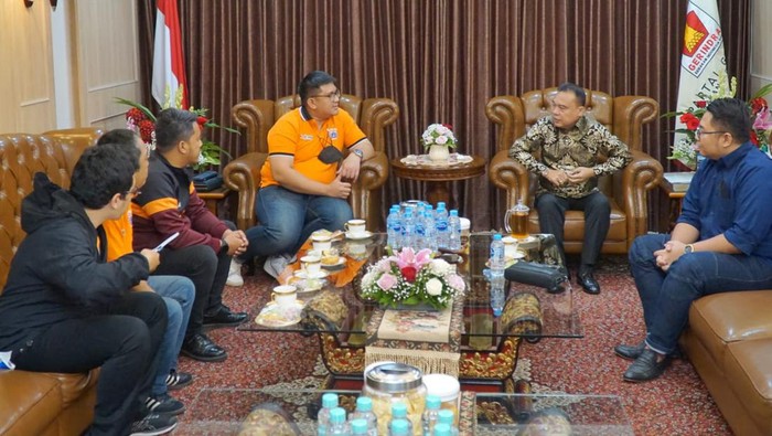 Pimpinan DPR RI Sufmi Dasco Ahmad menerima pengurus Jakmania (dok. istimewa).