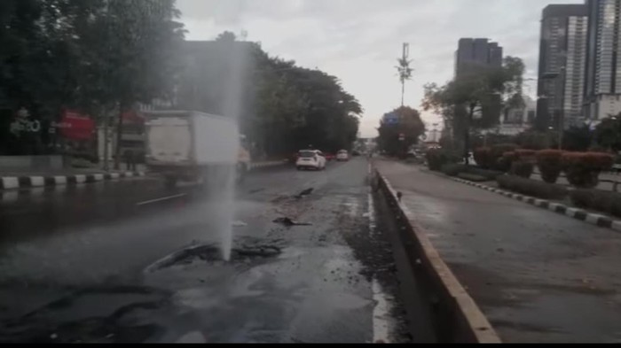 Pipa Bocor di Gatot Subroto Pagi Tadi
