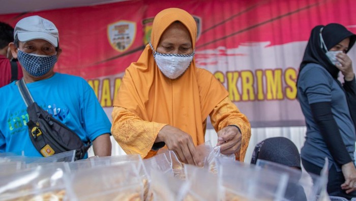 Polda Metro melaksanakan Bazar UMKM Kampung Tangguh untuk menggeliatkan produk lokal.