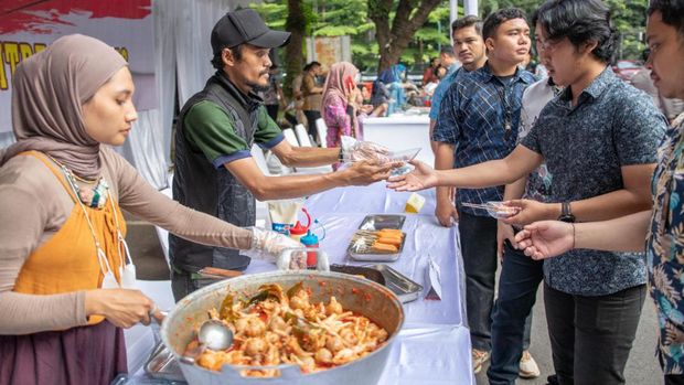 Polda Metro melaksanakan Bazar UMKM Kampung Tangguh untuk menggeliatkan produk lokal.