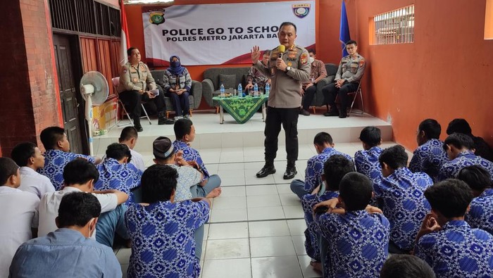 Polisi masuk sekolah beri imbauan bahaya narkoba hingga tawuran.