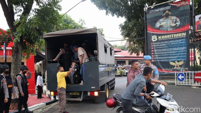 Polisi melakukan penangkapan sejumlah preman di Purwakarta.