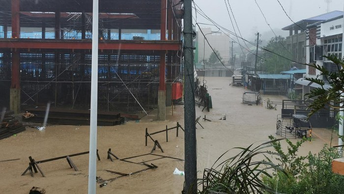 Potret Banjir di Provinsi Marinduque Gegera Badai Nalgae Philippine Coast Guard (PCG) rescuers evacuate residents due to Tropical Storm Nalgae, in Parang, Maguindanao, Philippines, October 28, 2022. Philippine Coast Guard/Handout via REUTERS THIS IMAGE HAS BEEN SUPPLIED BY A THIRD PARTY. NO RESALES. NO ARCHIVES
