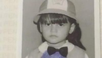 Ini adalah foto Cut Meyriska saat masih TK. Dia terlihat imut dengan seragam khas anak TK. (Foto: Instagram)