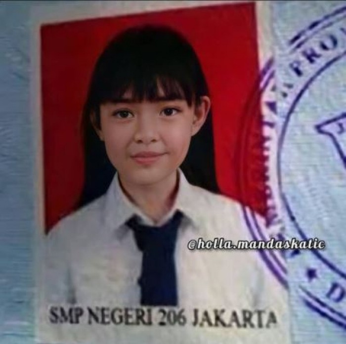 Potret Pas Foto Artis Pakai Seragam Sekolah