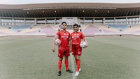 Dalam foto tersebut, keduanya berpose di Stadion Manahan Solo. Foto: Instagram: @kaesangp