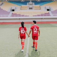 Dalam salah satu unggahan, keduanya bergandengan tangan sambil berjalan. Foto yang diambil dari belakang itu diberi caption, “Satu tujuan” menandakan Kaesang dan Erina siap menuju jenjang pernikahan. Foto: dok. Instagram @erinagudono