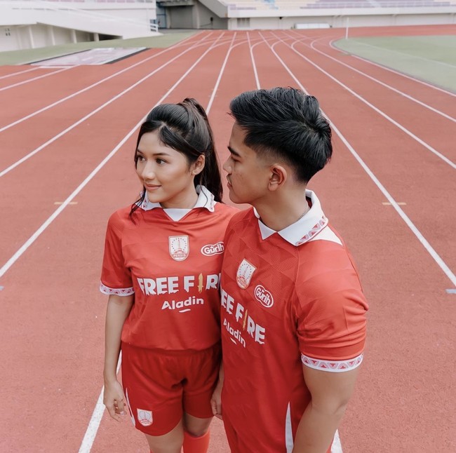 Dalam foto prewedding Erina Gudono terlihat elegan dalam tampilan sporty. Rambutnya ditata dengan gaya no hair tie hairstyle yang membuat kesan mengikat rambut ponytail tanpa memakai ikat rambut. Foto: dok. Instagram @erinagudono