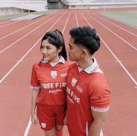 Dalam foto prewedding Erina Gudono terlihat elegan dalam tampilan sporty. Rambutnya ditata dengan gaya no hair tie hairstyle yang membuat kesan mengikat rambut ponytail tanpa memakai ikat rambut. Foto: dok. Instagram @erinagudono