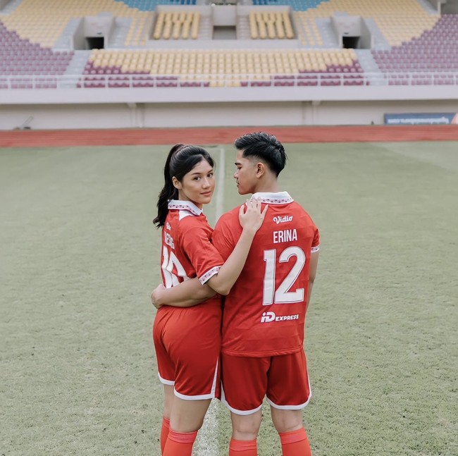 Pada Jumat (28/10/2022), putra bungsu presiden Joko Widodo, Kaesang mulai membagikan foto prewedding bersama calon istri Erina Gudono dengan konsep unik. Keduanya berpose di Stadion Manahan Solo memakai seragam klub bola Persis Solo. Foto: dok. Instagram @erinagudono