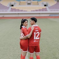 Pada Jumat (28/10/2022), putra bungsu presiden Joko Widodo, Kaesang mulai membagikan foto prewedding bersama calon istri Erina Gudono dengan konsep unik. Keduanya berpose di Stadion Manahan Solo memakai seragam klub bola Persis Solo. Foto: dok. Instagram @erinagudono