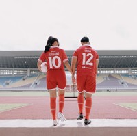 Pasangan itu terlihat romantis memakai jersey merah dengan nama masing-masing. Pada baju Kaesang tertulis nama Erina dengan nomor punggung 10. Sedangkan milik Erina ada nama Kaesang dan angka 12. Foto: dok. Instagram @erinagudono