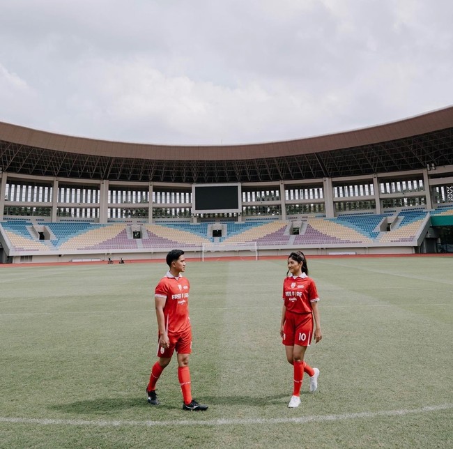 Kini nomor punggung di jersey Kaesang dan Erina jadi sorotan karena diduga akan menjadi tanggal pernikahan mereka, 10 Desember 2022, di Yogya dan Solo. Foto: dok. Instagram @erinagudono