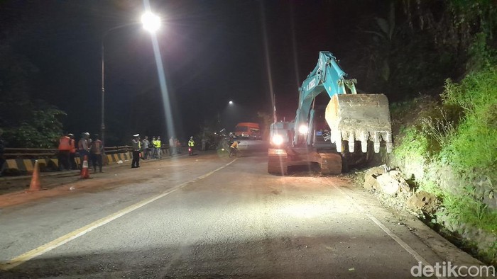 Proses evakuasi bongkahan batu yang turun akibat longsor di Cadas Pangeran, Sumedang.