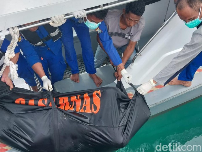 Proses evakuasi mayat pria yang ditemukan di perairan Batam.