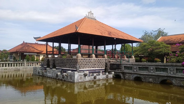 Puri Agung Karangasem dibangun sejak abad ke-19 oleh Raja Karangasem terakhir yaitu Ida Anak Agung Agung Anglurah Ketut Karangasem dengan memadukan 3 unsur budaya yaitu China, Eropa dan juga Bali.