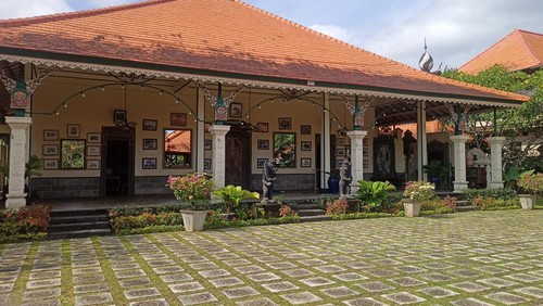 Puri Agung Karangasem yang terletak di Kelurahan, Kecamatan dan Kabupaten Karangasem, Bali merupakan bangunan peninggalan dari Kerajaan Karangasem.