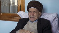 Orang-orang di Pegunungan Talysh di selatan Azerbaijan berumur lebih panjang, seperti Mammadkhan Abbasov yang berusia 103 tahun ini. Hidup sederhana, banyak orang di Azerbaijan lebih suka tidur di tanah, hanya dengan selimut tipis daripada kasur, karena diyakini sebagai cara paling sehat untuk mengistirahatkan punggung.