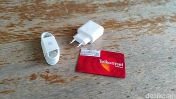 Aksesori dan kartu perdana Telkomsel yang disertakan dalam paket pembelian. Foto: Adi Fida Rahman/detikINET