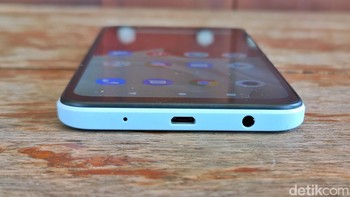 Ponsel ini masih menggunakan port microUSB. Foto: Adi Fida Rahman/detikINET