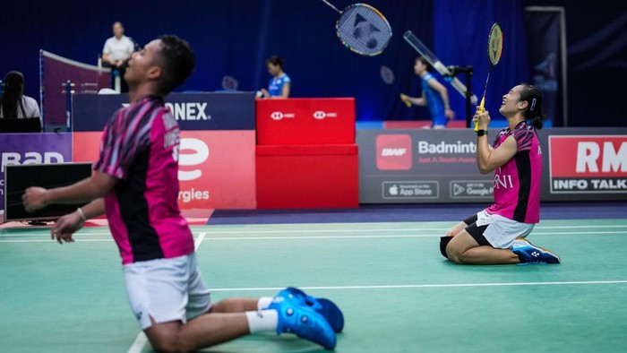 PARIS, FRANCE - OCTOBER 28: Rehan Naufal Kusharjanto (L) and Lisa Ayu Kusumawati of Indonesia celebrate the victory in the Mixed Doubles Quarter Finals match against Thom Gicquel and Delphine Delrue of France during day four of the Yonex French Open at Stade Pierre de Coubertin on October 28, 2022 in Paris, France. (Photo by Shi Tang/Getty Images)