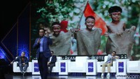 Selain itu, Emil berharap rakyat Indonesia tak pernah bertengkar lagi. Dia menyebut meski berbeda pendapat dalam pemilu, namun tetap harus berteman.