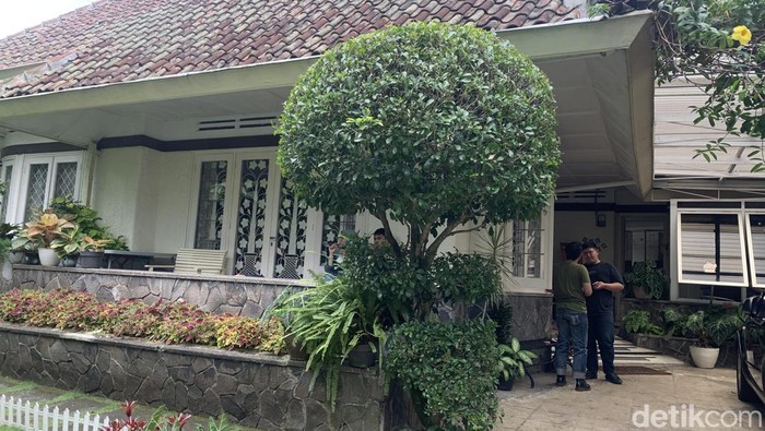 Rumah berarsitektur Belanda di Bandung yang kini jadi kedai es krim viral.