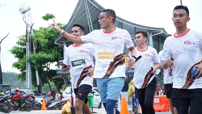 Sandiaga Salahudin Uno mengikuti lari marathon di Labuan Bajo, Sabtu (22/10/2022). (Ambrosius Ardin/detikBali)