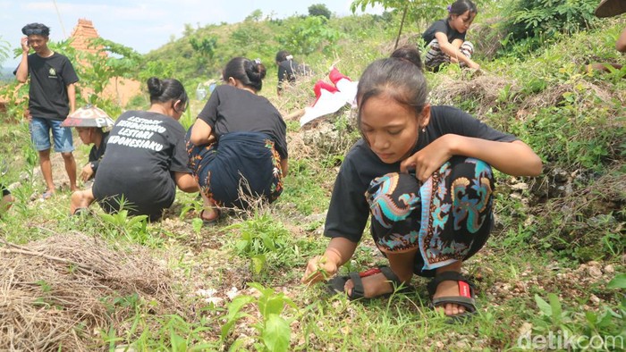 Sedulur Sikep saat menyiram tanaman di persawahan lereng Bukit Alang-Alang Sukolilo, Pati, Jumat (28/10/2022).