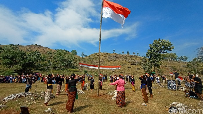 Sedulur Sikep upacara hari Sumpah Pemuda di lereng Bukit Alang-alang Sukolilo, Pati, Jumat (28/10/2022).
