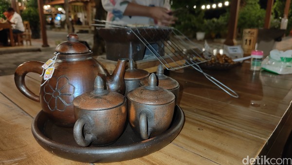 Sekayu River juga menyediakan minuman teh poci. Kamu bisa merasakan minum teh dengan teko tanah liat tempo dulu.