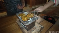 Namun, yang membuat angkringan di Sekayu River istimewa adalah konsep memasak makanannya yang dilakukan secara mandiri oleh pengunjung. Jadi, traveler bakal disediakan alat membakar lauk termasuk tungku tanah liat berisi arang dan kipas.