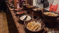 Angkringan di sini menyediakan menu yang sama seperti angkringan pada umumnya. Ada berbagai jenis sate seperti sate telur puyuh, sate bakso, sate tempura, dan lain-lain. Lalu ada pula aneka gorengan termasuk tempe mendoan.