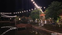 Traveler dapat menemukan banyak gazebo, termasuk yang dibangun di atas kolam ikan, dan ruangan semi indoor. 