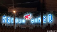 Sekayu River merupakan restoran dan angkringan yang baru dibuka pada 1 Oktober 2022. Kini, tempat itu jadi incaran warga Ponorogo untuk nongkrong. 
