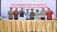 Kerja sama itu, ditandai dengan penandatanganan nota kesepahaman (MoU) yang dilakukan oleh Dirut SIG, Donny Arsal, Direktur Corporate Banking Bank Mandiri, Susana Indah K. Indriati, Direktur Bisnis Wholesale dan Kelembagaan BRI, Agus Noorsanto, Direktur Network & Services BNI, Ronny Venir dan Direktur Utama Telkomsel, Hendri Mulya Syam.