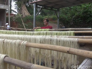 Kreatif! Warga Subang Sulap Daun Nanas Jadi Bahan Tekstil