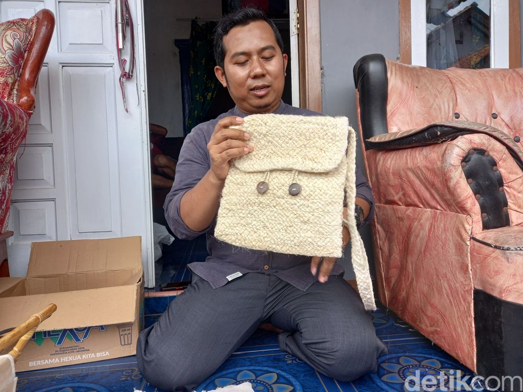 Serat nanas jadi bahan tekstil.