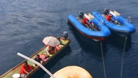 Menikmati es kelapa segar, dengan pemandangan laut biru indah, jadi cara Melissa untuk bersantai saat berlibur ke Raja Ampat. Foto: Instagram @girleatworld
