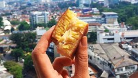 Rupanya dari semua makanan di Indonesia, Melissa paling gemar menyantap martabak manis dari Bandung. Melissa tidak hanya mengunjungi Indonesia saja, tapi juga banyak negara di dunia. Foto: Instagram @girleatworld
