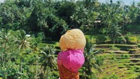  Memiliki hobi travelling, Melissa memiliki cara yang unik untuk mengabadikan foto dari setiap negara yang ia kunjungi. Ia mengunggah foto makanan dengan latar belakang panorama yang indah. Foto: Instagram @girleatworld