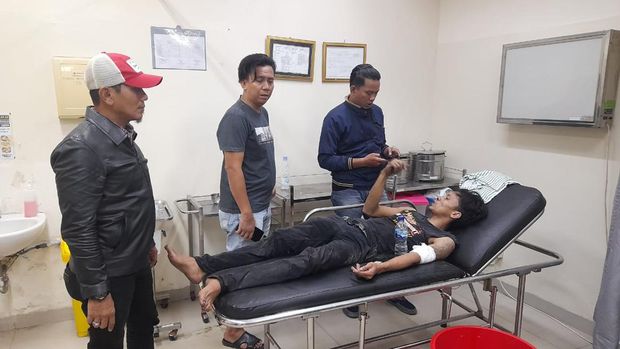 Rivando, sopir truk yang dibacok di Palembang, Sumatera Selatan terbaring lemah di RS Bari Palembang.