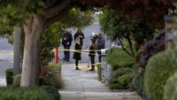 Polisi pun masih menggali motif penyerangan terhadap Paul Pelosi. Nancy Pelosi sendiri, berada di Washington DC saat suaminya diserang.