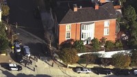 Anggota penegak hukum bekerja di luar rumah Ketua DPR AS Nancy Pelosi setelah suaminya Paul Pelosi diserang. KGO TV via ABC via REUTERS.