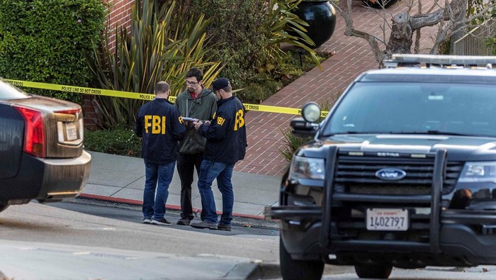 Suami Ketua DPR AS Serang dengan Palu Suami dari Ketua DPR Amerika Serikat (AS) Nancy Pelosi, Paul Pelose, diserang dengan palu di rumah pribadi mereka. Paul mengalami patah tulang tengkorak.