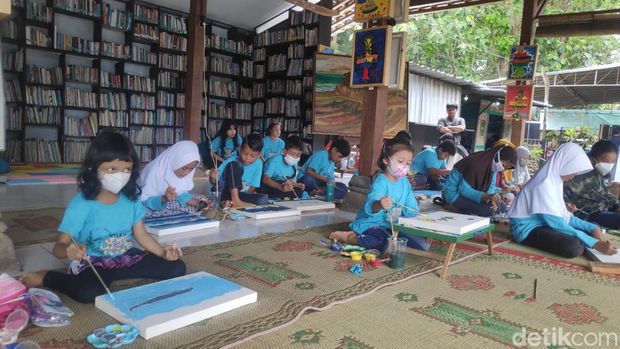 Suasana Pameran Sewu Lukisan #4 di Sekolah Sungai Siluk, Kalurahan Selopamioro, Kapanewon Imogiri, Kabupaten Bantul, Sabtu (29/10/2022).