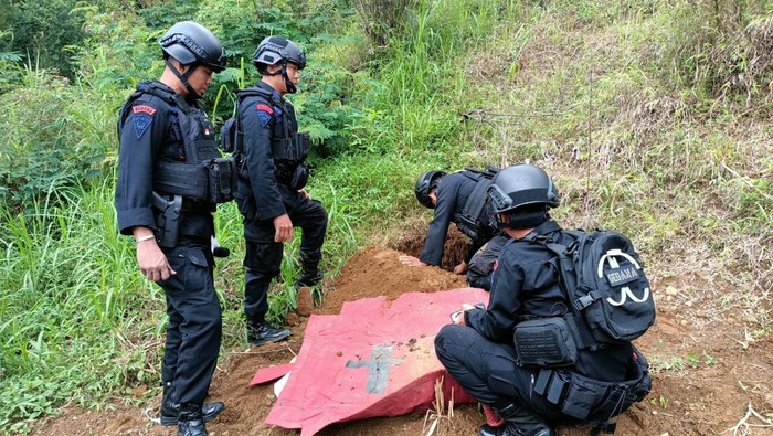 Tim Jibom Brimob meledakkan temuan granat di Desa Ngargoloko, Kecamatan Gladagsari, Kabupaten Boyolali Sabtu (29/10/2022).