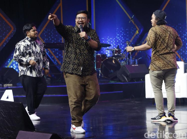 Trio GJLS Pandu Pengunjung #DemiIndonesia Karaoke Bersama